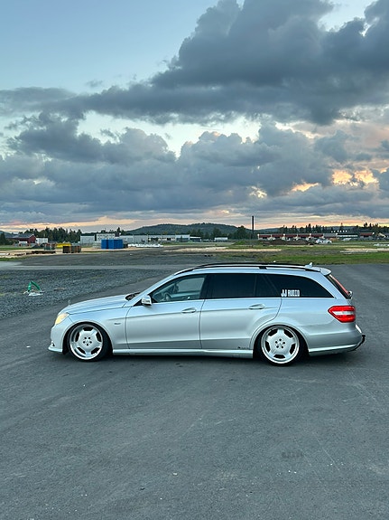 Mercedes-Benz E220 2 of 8
