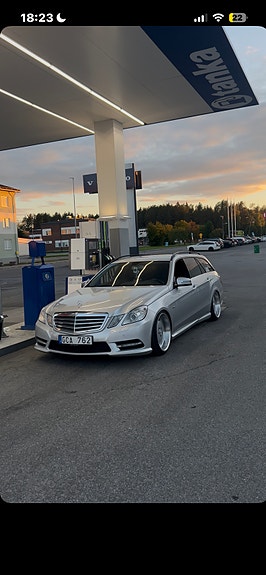 Mercedes-Benz E220 3 of 8