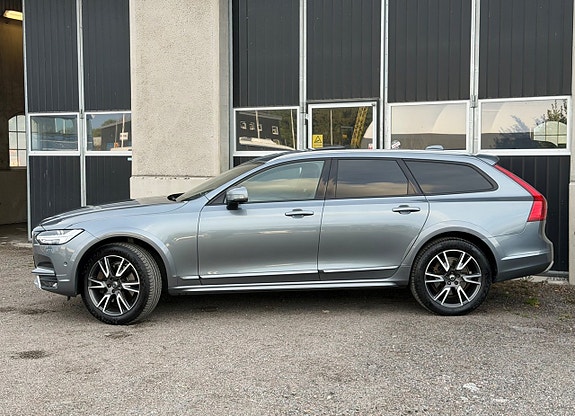 Volvo V90 Cross Country 2 of 24