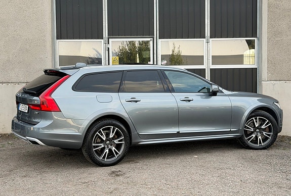 Volvo V90 Cross Country 4 of 24