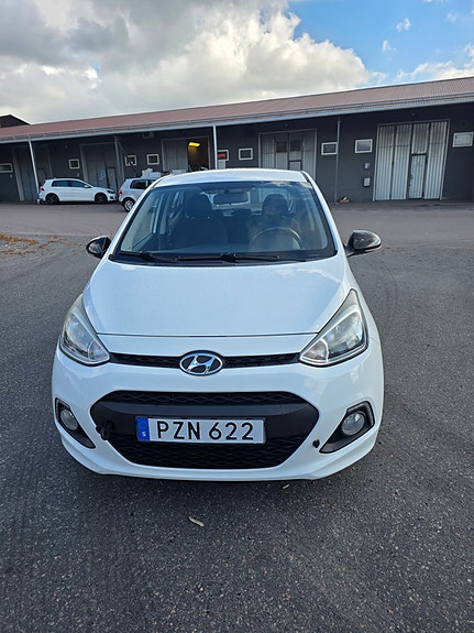 Hyundai i10 2 of 7