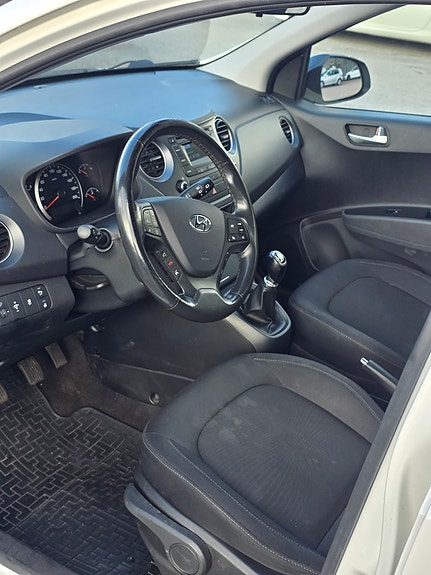 Hyundai i10 5 of 7