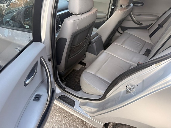 BMW 120i 9 of 22