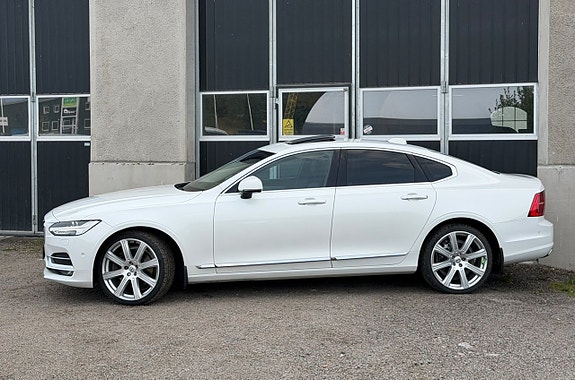 Volvo S90 2 of 22