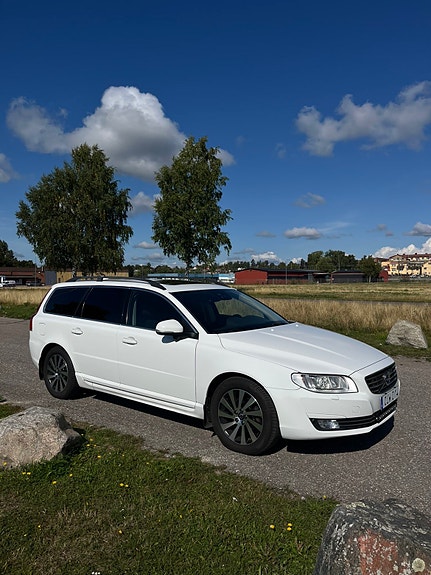 Volvo V70 2 of 7