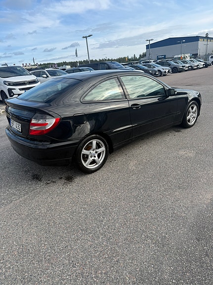 Mercedes-Benz C230 3 of 8