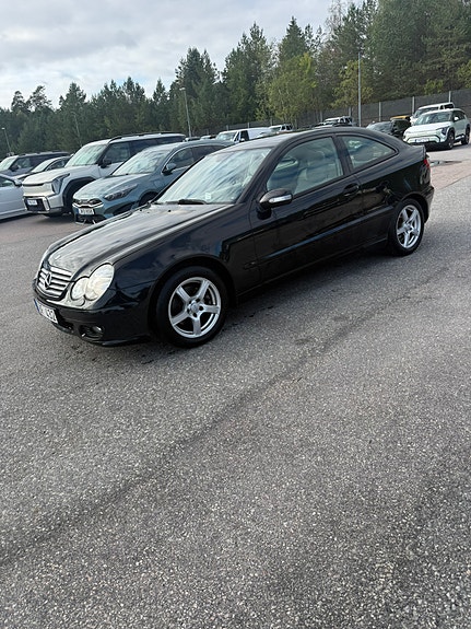 Mercedes-Benz C230 2 of 8