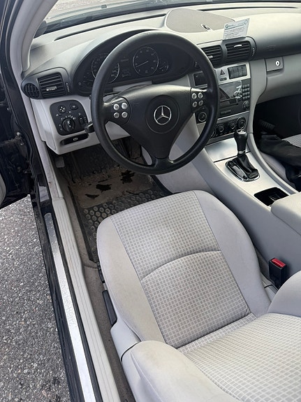 Mercedes-Benz C230 6 of 8