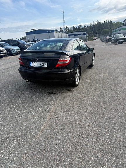 Mercedes-Benz C230 4 of 8