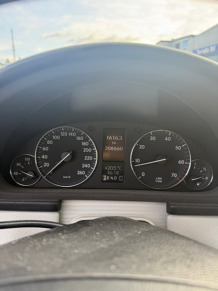 Mercedes-Benz C230 7 of 8