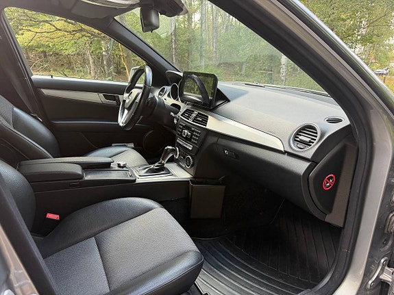 Mercedes-Benz C220 8 of 9