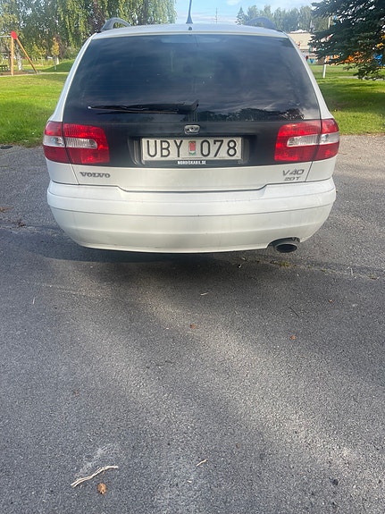 Volvo V40 2 of 8