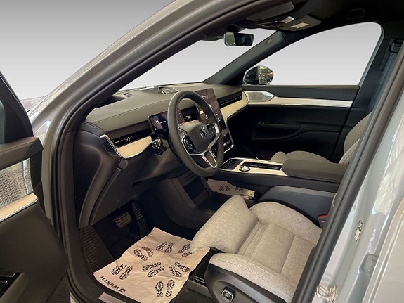 Volvo EX90 10 of 13