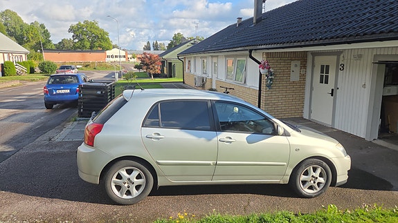 Toyota Corolla 2 of 6