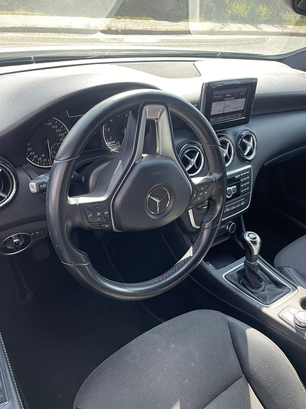 Mercedes-Benz A180 2 of 6