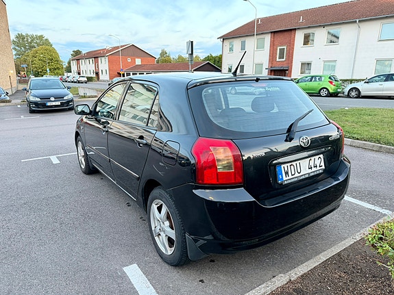 Toyota Corolla 3 of 5