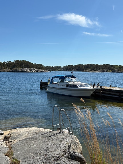 Driftsäker halvplanande båt med bakruff 3 of 11