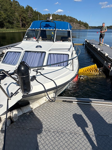 Driftsäker halvplanande båt med bakruff 10 of 11