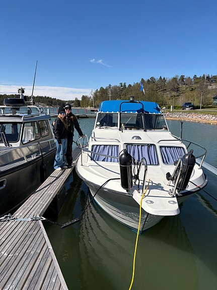 Driftsäker halvplanande båt med bakruff 11 of 11
