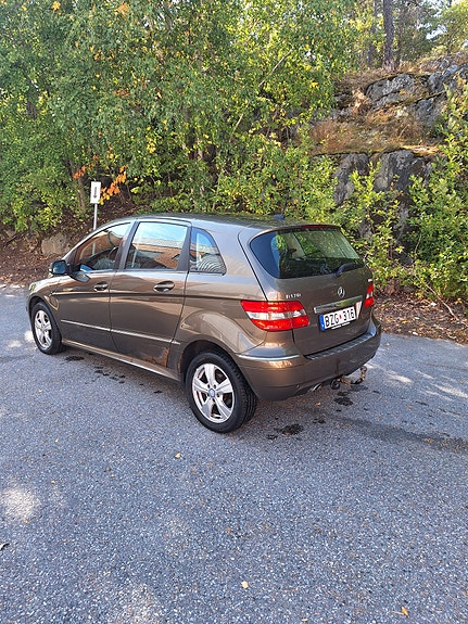 Mercedes-Benz B170 2 of 9