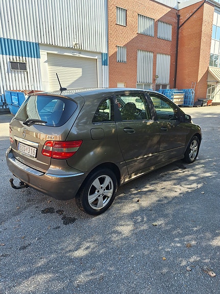 Mercedes-Benz B170 3 of 9