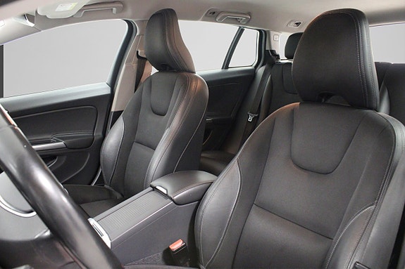 Volvo V60 Cross Country 8 of 12
