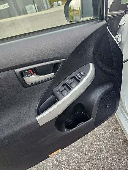 Toyota Prius Plug-in Hybrid 14 of 25