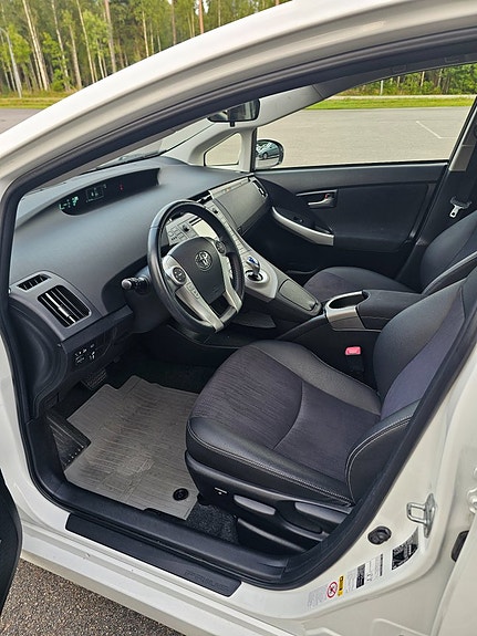 Toyota Prius Plug-in Hybrid 13 of 25