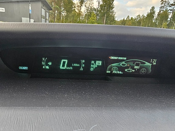 Toyota Prius Plug-in Hybrid 7 of 25