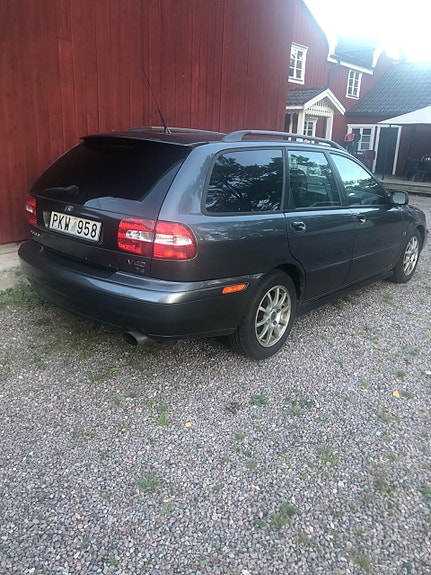 Volvo V40 2 of 3