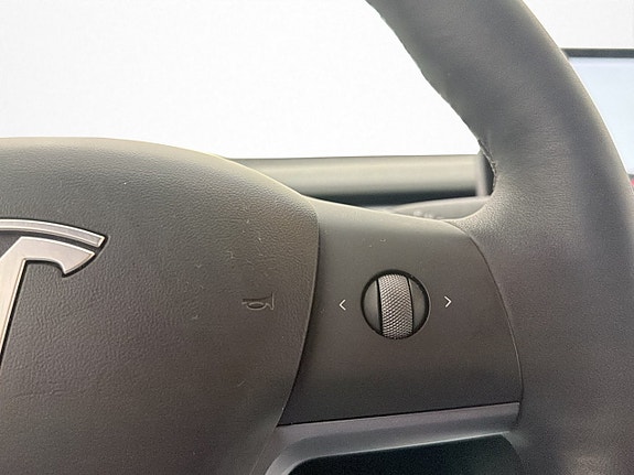 Tesla Model Y 18 of 29