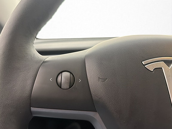 Tesla Model Y 17 of 29