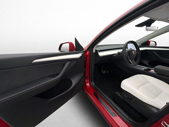 Tesla Model Y 9 of 29