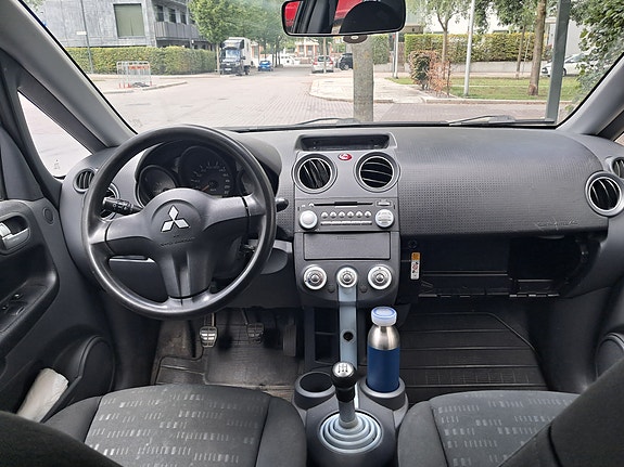 Mitsubishi Colt 8 of 12