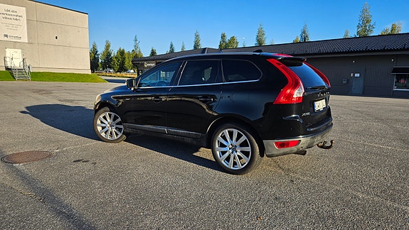 Volvo XC60 2 of 6