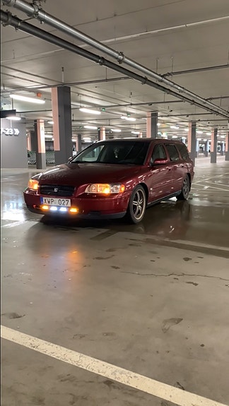 Volvo V70 2 of 10