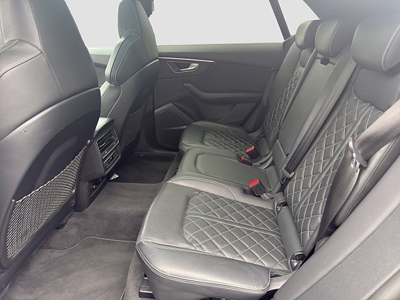 Audi Q8 10 of 17
