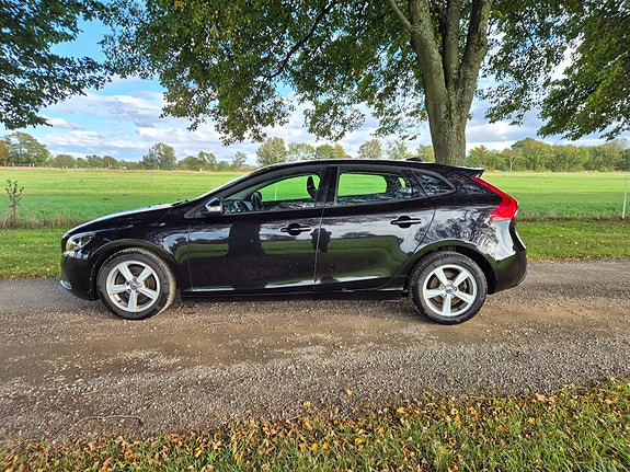Volvo V40 2 of 10