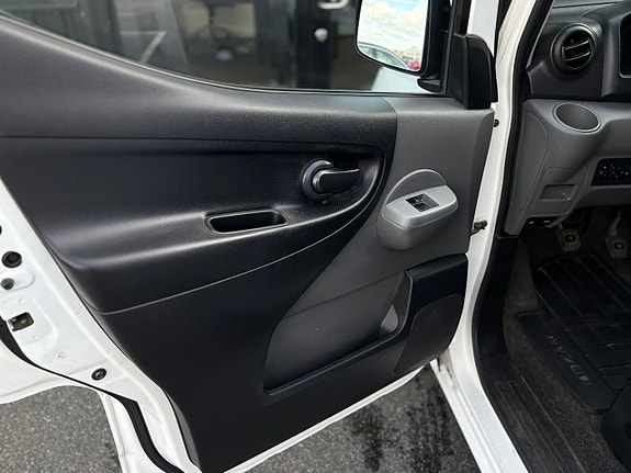 Nissan NV200 9 of 19