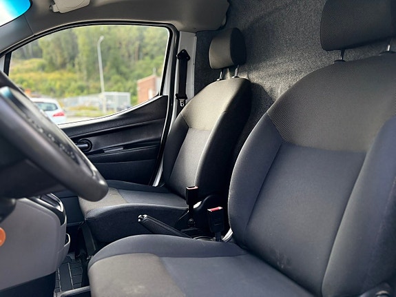 Nissan NV200 10 of 19