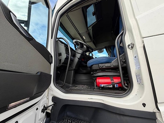 Volvo FH 6X2 8697 14 of 21