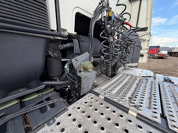 Volvo FH 6X2 8697 13 of 21