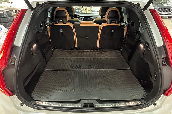 Volvo XC90 10 of 30
