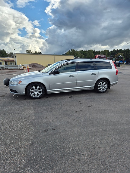 Volvo V70 2 of 16