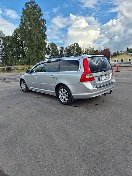 Volvo V70 3 of 16