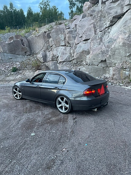 BMW 325i 2 of 8