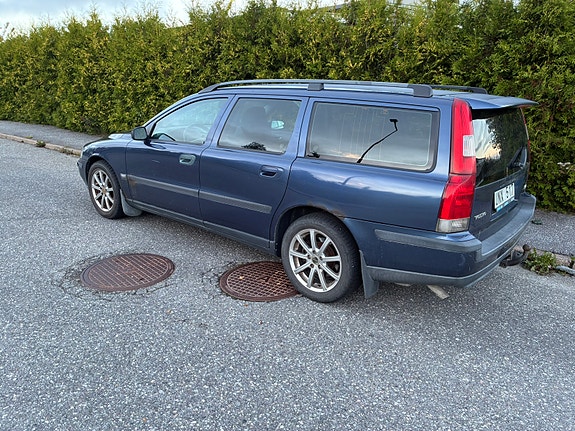 Volvo V70 3 of 7