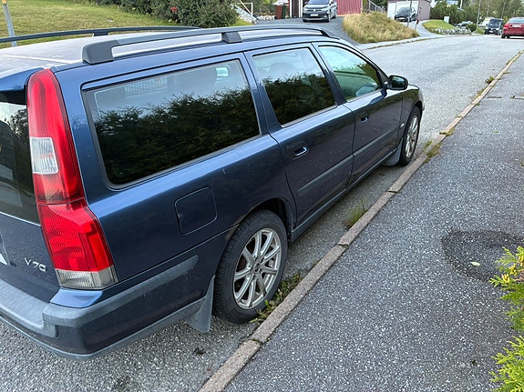 Volvo V70 2 of 7