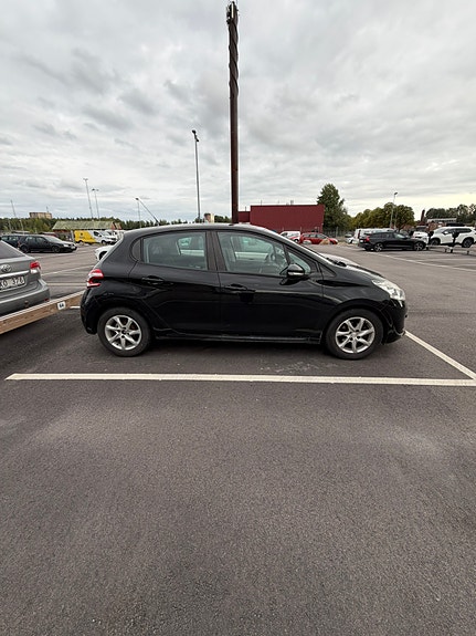 Peugeot 208 2 of 7