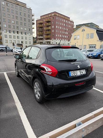 Peugeot 208 3 of 7